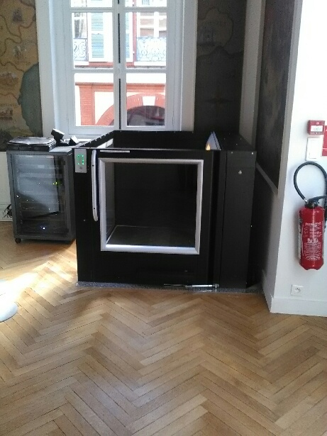 Élévateur PMR fixe Aritco - pour 2 niveaux et plus - portes automatiques et accès équerre_4