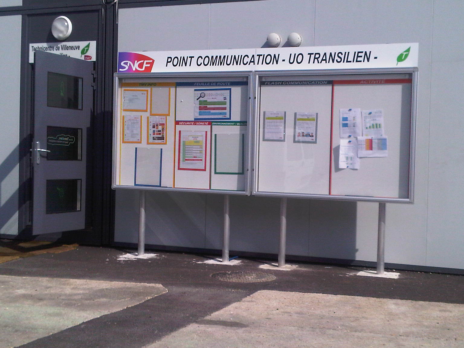 Vitrine intérieure - large gamme pour entreprises - différentes formes et conceptions_4