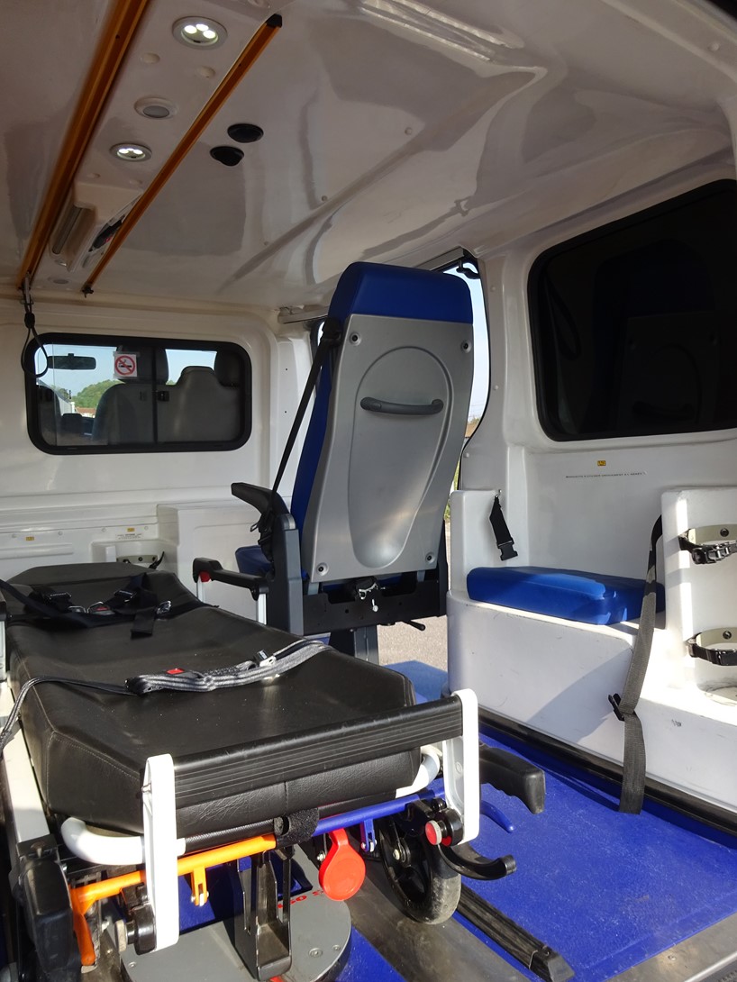 Opel Vivaro L1H1 2013 carrossé par Petit pour usage ambulance