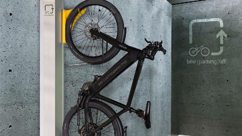 Système mécanique de stationnement vertical pour vélos avec assistance 