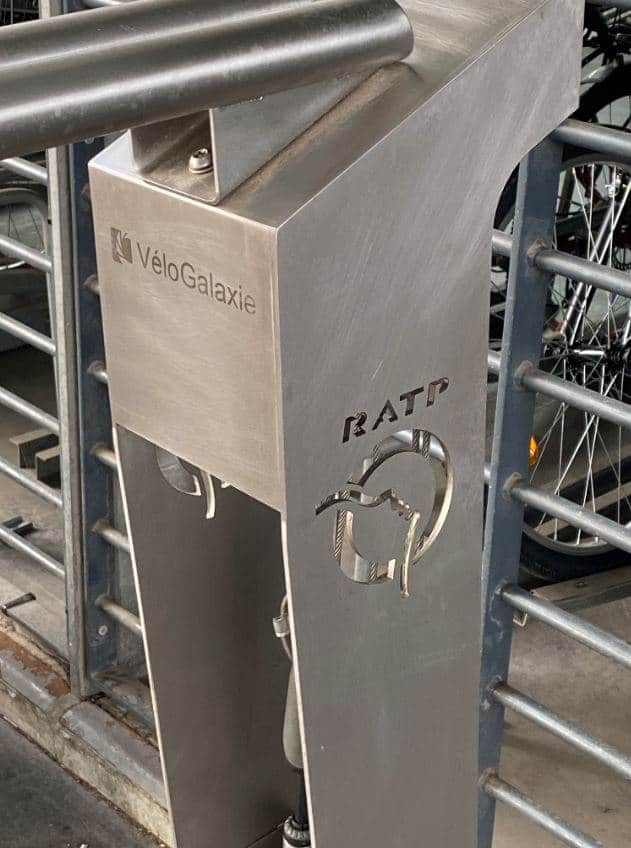 Borne de gonflage & réparation vélo tout en un  avec cale roue intégré - 2 vélos_4