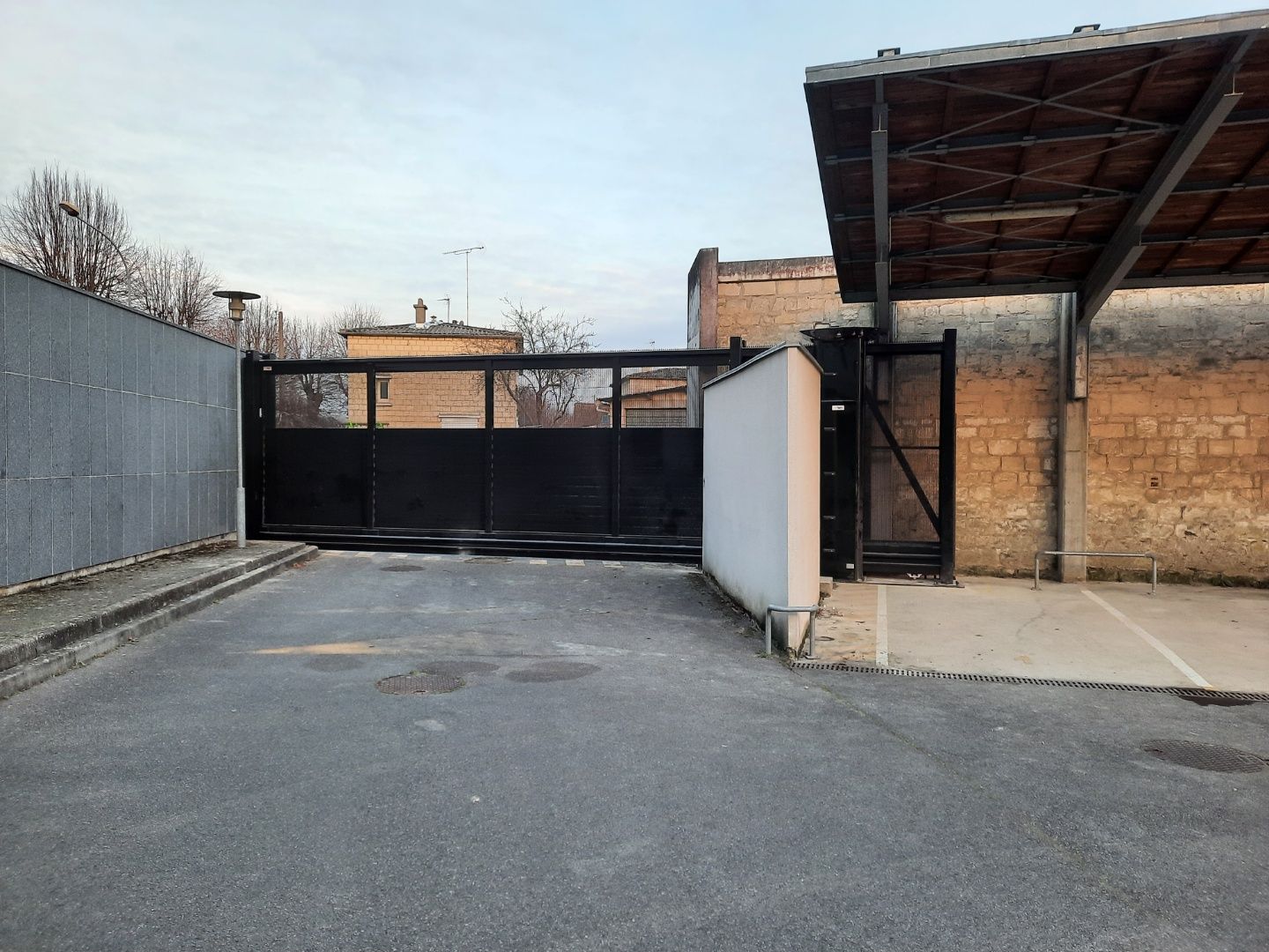 Portail autoportant homologué par le CSTB pour sécurité optimale