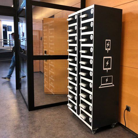 Station de charge murale avec fermeture par digicode à 4 chiffres