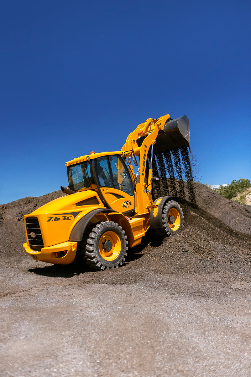 Chargeuse Venieri 7.63C adaptée pour travaux avec fraise à neige ou lame de nivellement