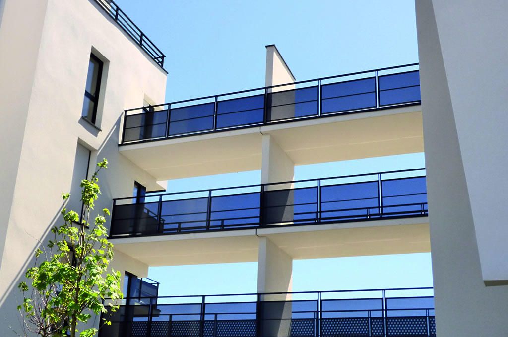 Garde-corps modèle feria - horizal - en aluminium avec remplissage axé sur dalle - les lisses et le remplissage sont dans l’axe médian des poteaux_4