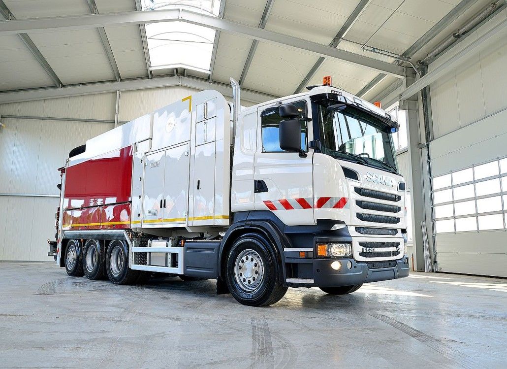 Camion aspirateur industriel avec support de tuyau POWER ARM