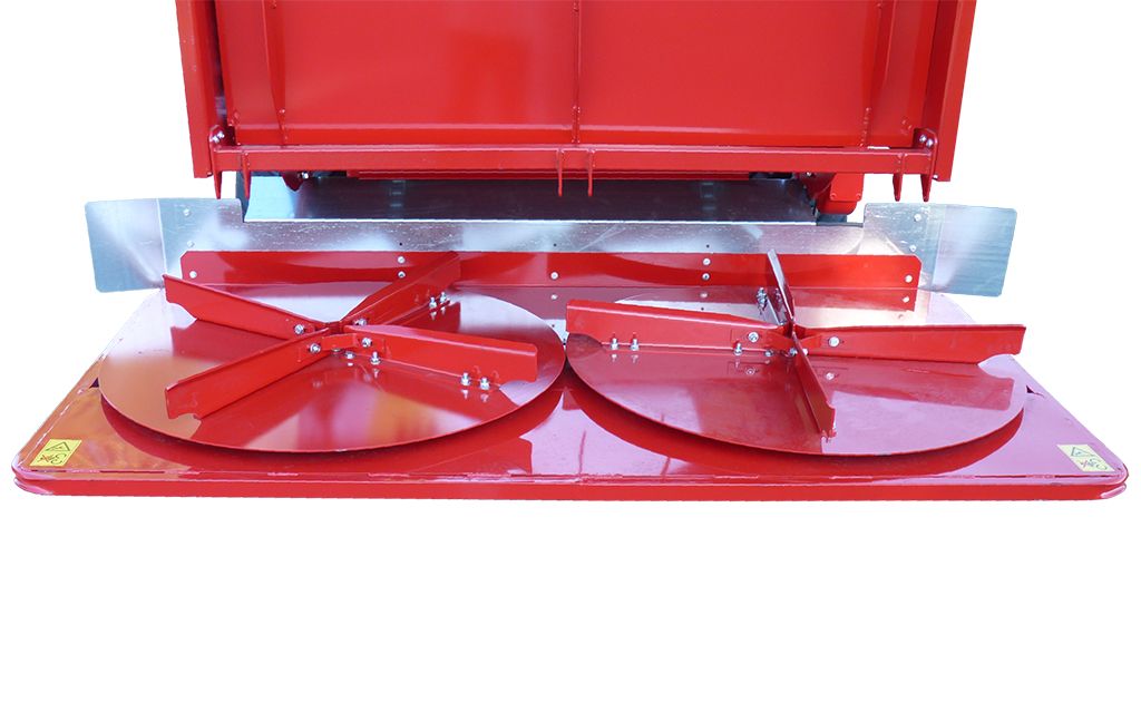 Équipement de paillage avec avancement hydrostatique et trois roues motrices