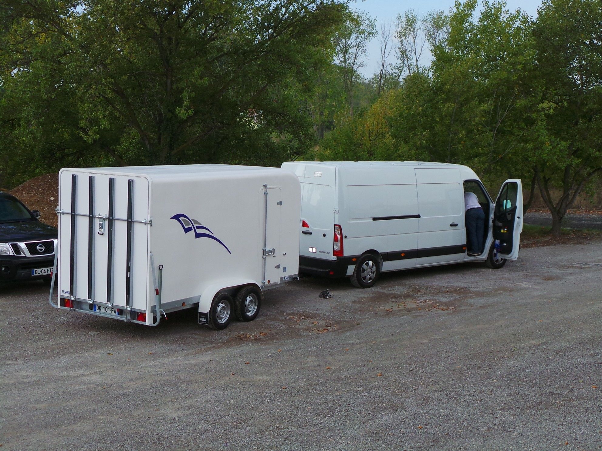 Remorque grand volume avec prise 13 broches norme CEE et renforts intérieurs