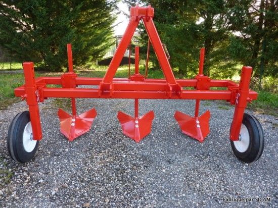 Butteuse agricole polyvalente avec roues et socs ajustables