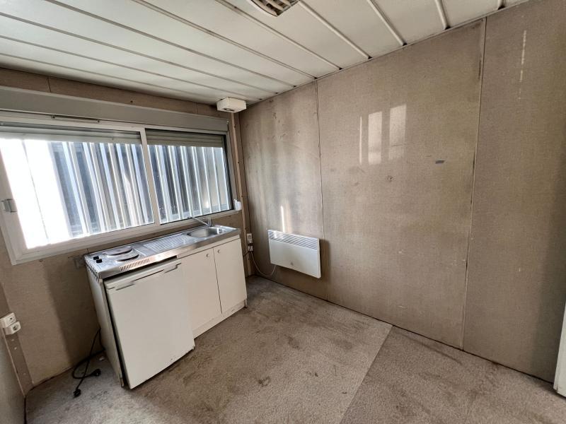 Cabane de chantier Cuisine - modèle 2006 - équipée avec frigo neuf, gazinière, évier et placard de rangement_4