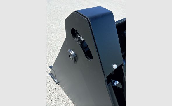 Outil pour charger, décaper et niveler sur chantiers BTP