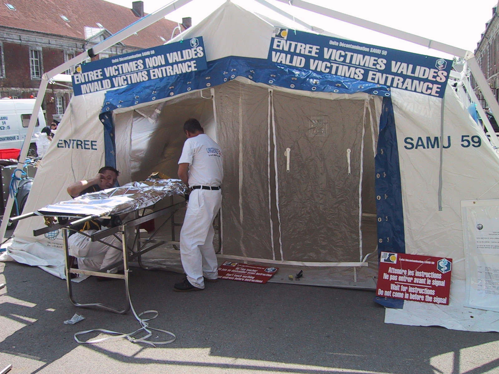 Équipement transportable de décontamination pour services d'urgence