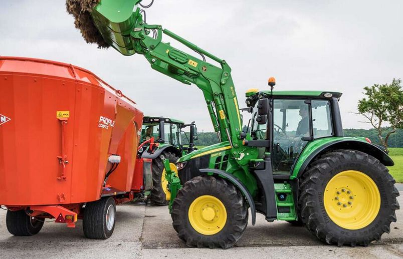 Machine agricole John Deere 6120M pour désilage et pressage