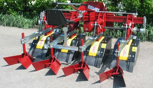 Outil agricole pour travailler le sol sans endommager les plants