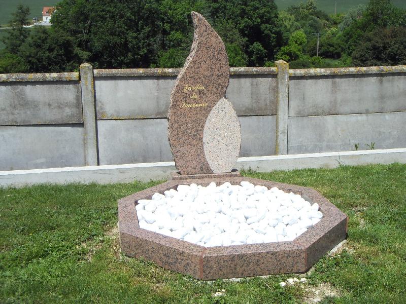 Jardins du souvenir - Les Stèles - Stèle flamme en granit massif avec gravure personnalisée_4