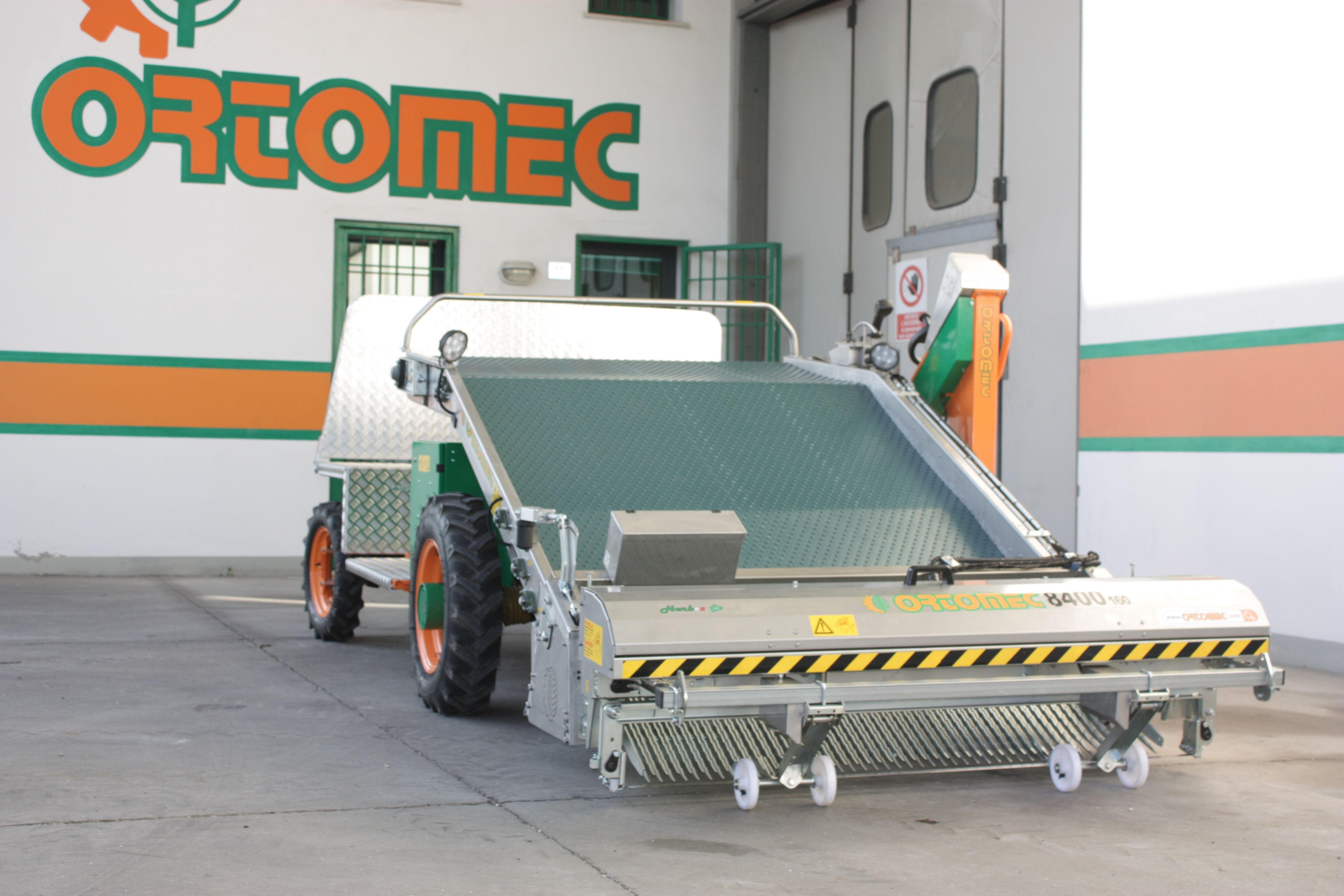 Récolteuse de légumes 8400 electro herbex - Ortomec SRL - largeur de tête 130 à 180 cm - électrique, automotrice et légère_4