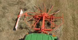 Équipement d'andainage Kuhn avec largeur d'andain de 1,30 m