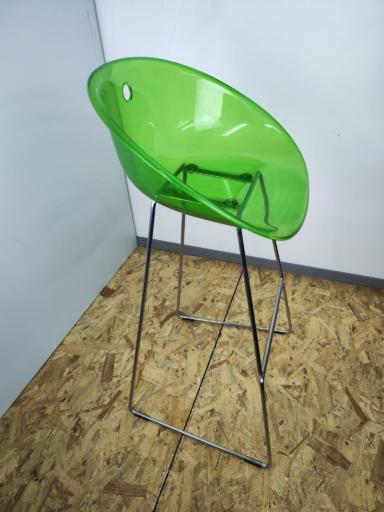 Tabouret d'occasion Pedrali Gliss 902 - coque en polycarbonate transparent et structure en acier chromé avec repose-pieds_4