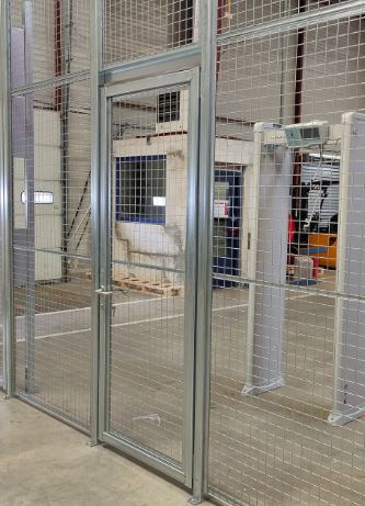 Protection industrielle avec cloison grillagée et montage ajustable