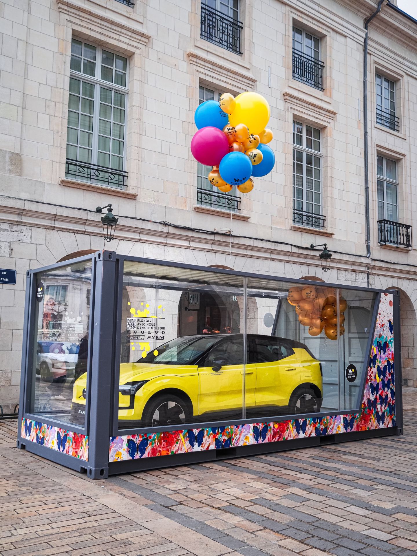 Container aménagé Car Box 20 pieds - exposition de véhicules avec LED multicolores et plexiglas sécurisé_4