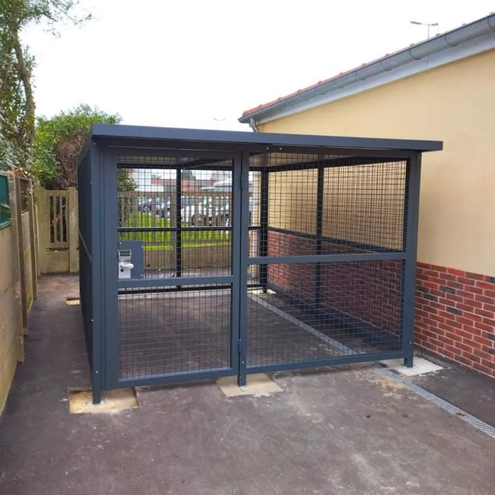 Abri 2 roues sécurisé fermé contre le vol,  les intrusions et les intempéries  idéale pour les collectivités, entreprises, résidences, ou zones sensibles- MIGA_4