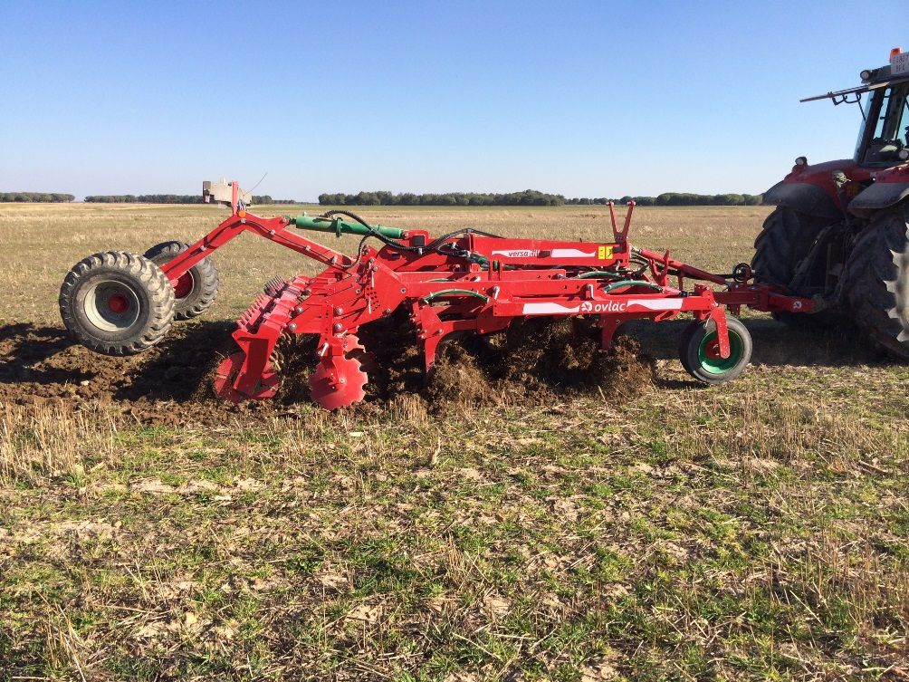 Machine Versatill avec ailettes et déflecteurs pour enfouissement intense