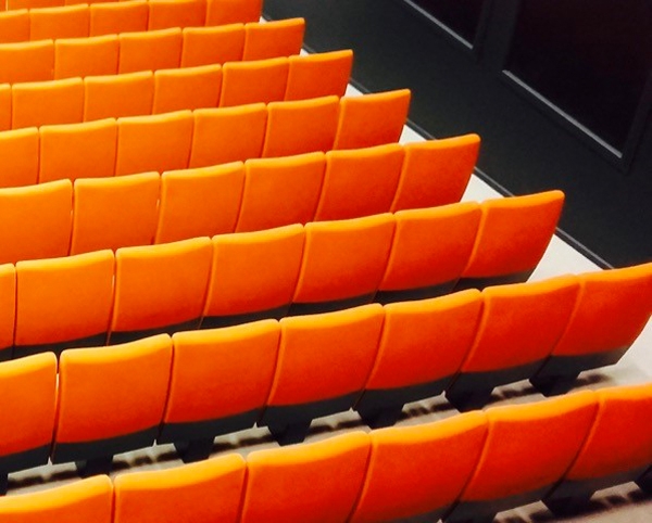 Fauteuil de cinéma robuste à piétement métallique central avec accoudoirs caisson pour ERP - LASER._5