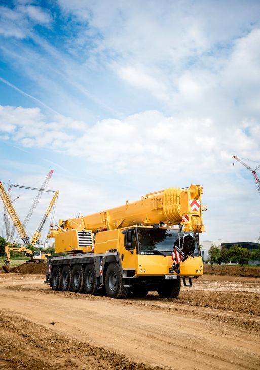 Grue automotrice avec portée de 2,70 mètres et flèche télescopique variable
