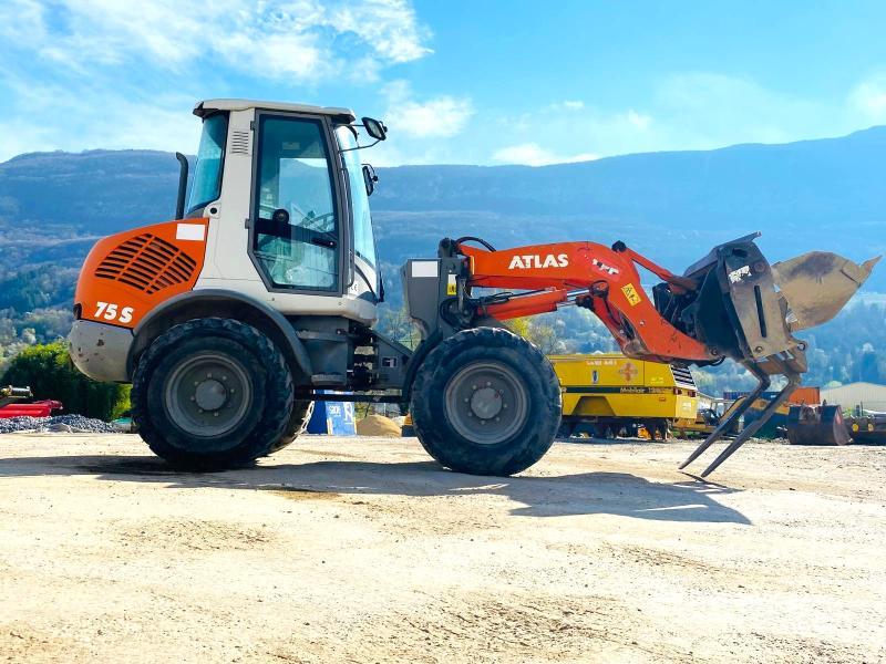 Engin de chantier ATLAS 75 S avec fourche