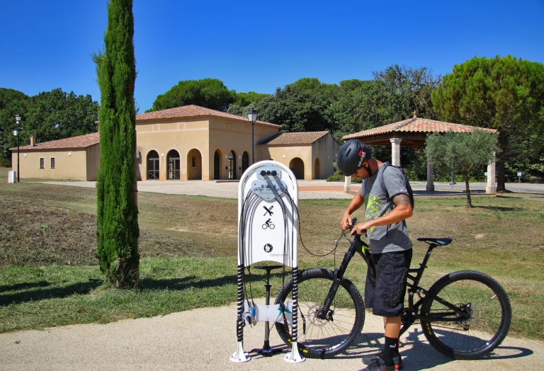 Station interactive de réparation et de gonflage universelle en libre-service pour vélo - clever ifix_4