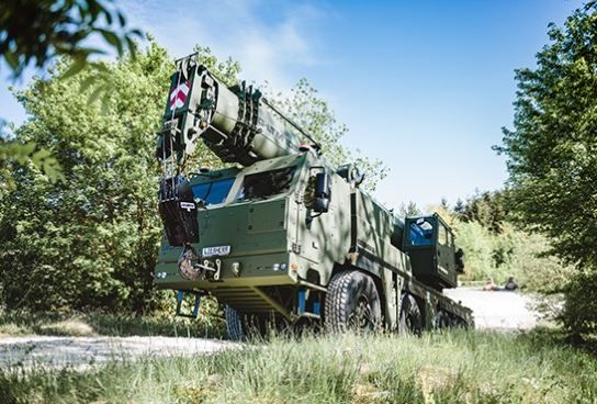 Grue automotrice Liebherr avec châssis quatre essieux