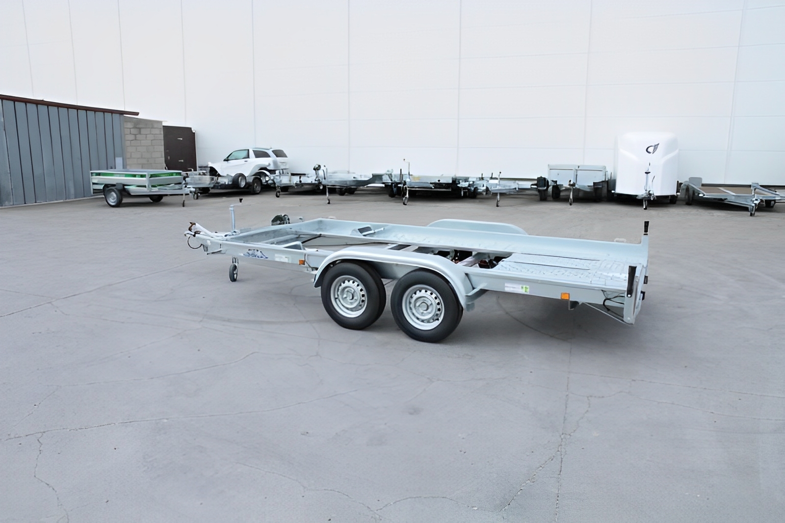 Remorque porte voiture avec éclairage encastré et protégé