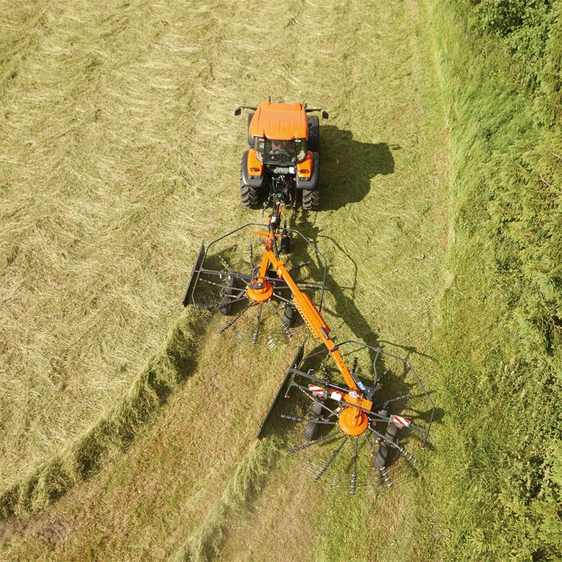 Équipement agricole compact avec largeur de transport réduite à 3,00 mètres