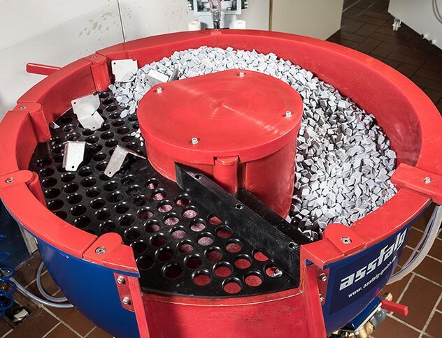 Appareil de tribofinition avec réglage de vitesse de rotation