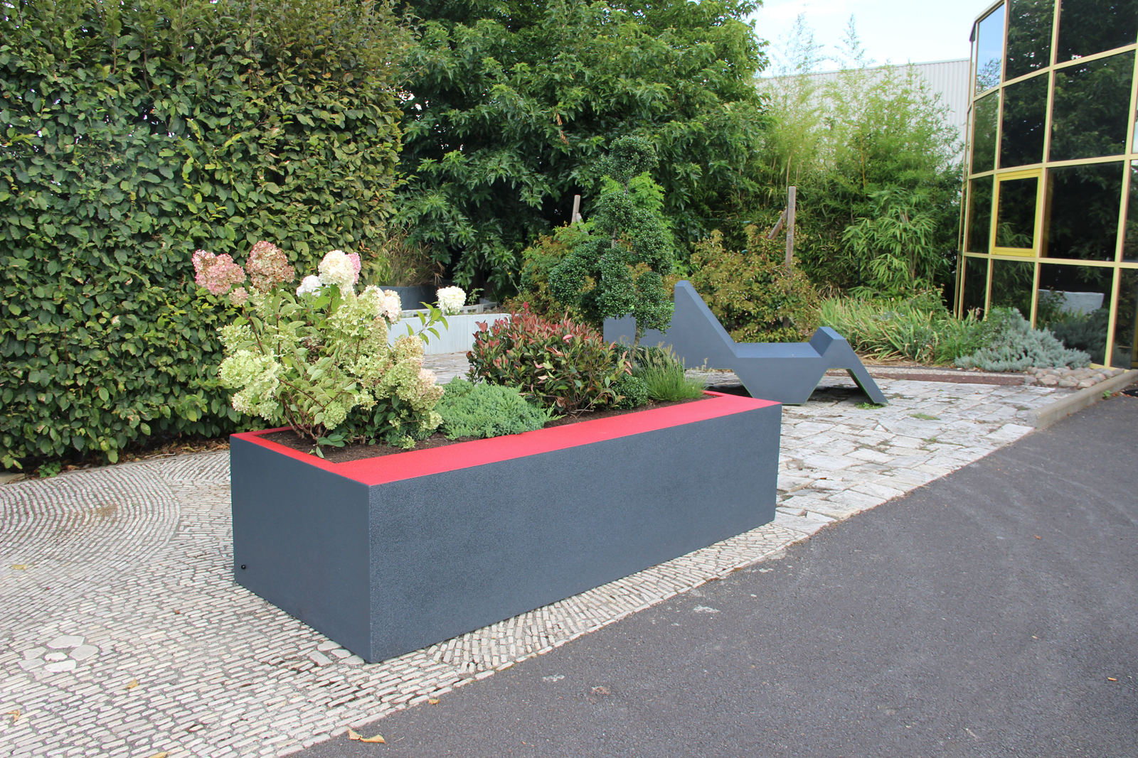 Assise urbaine sur mesure en résine Ultra® - Mobilier intérieur et extérieur résistant_4