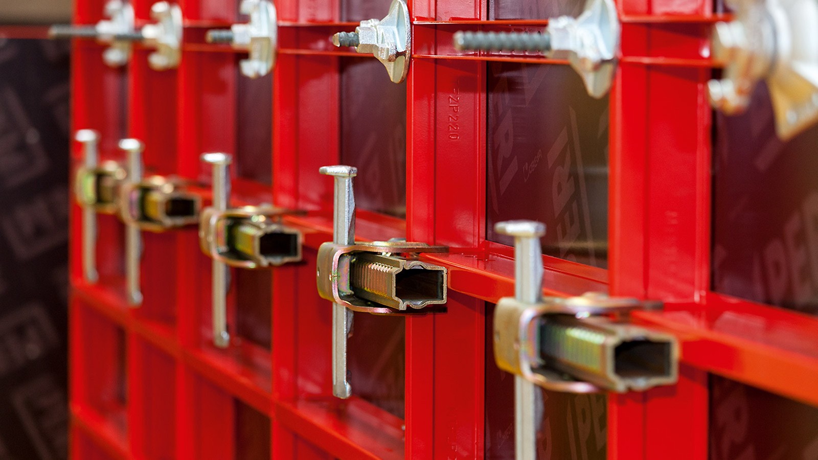 Coffrage de voile plus léger, de conception simple avec cadre en fers plats et épaisseur de seulement 10 cm - LIWA - PERI SAS_4