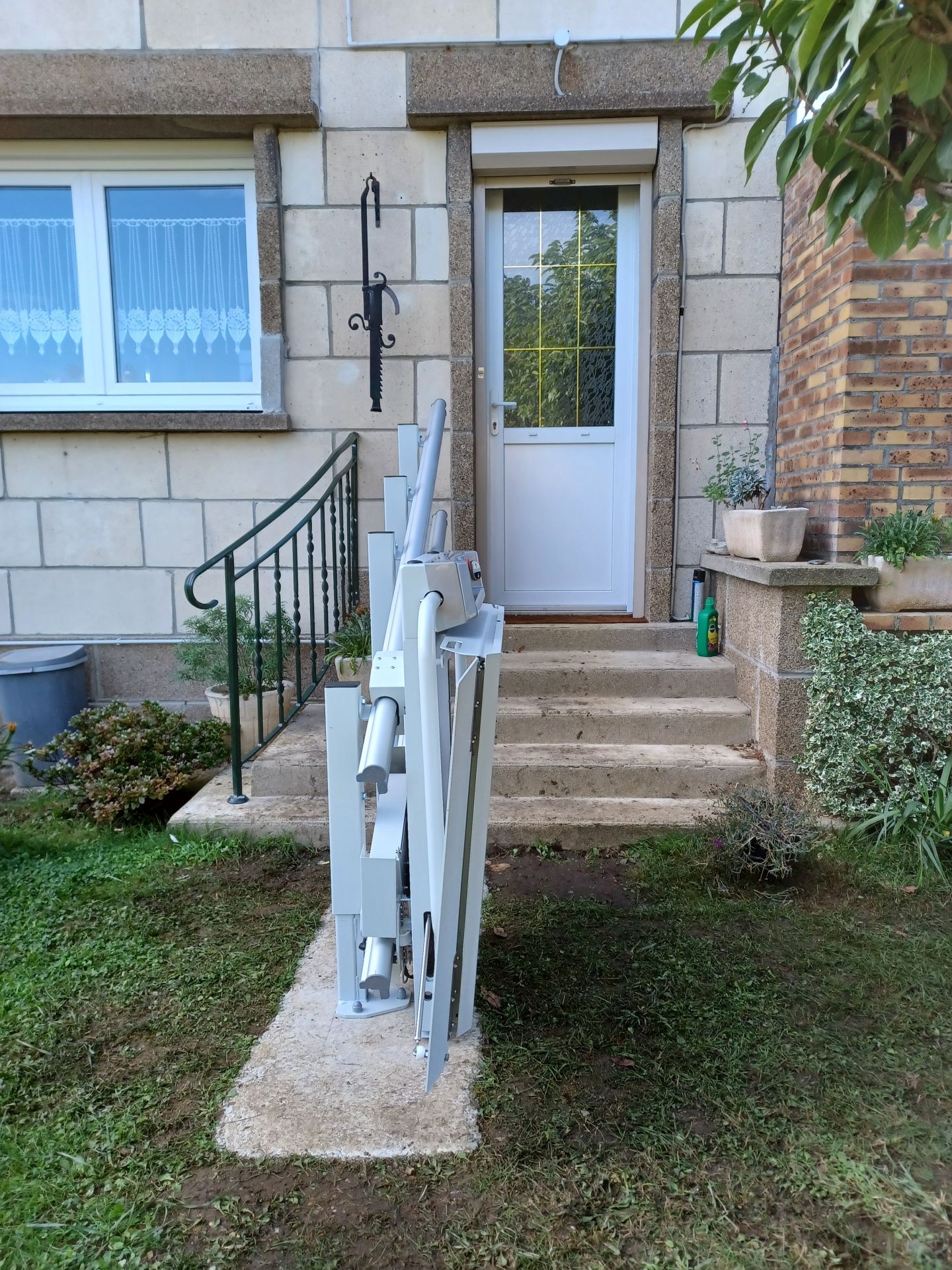 Plateforme monte-escalier avec boîtier de commande