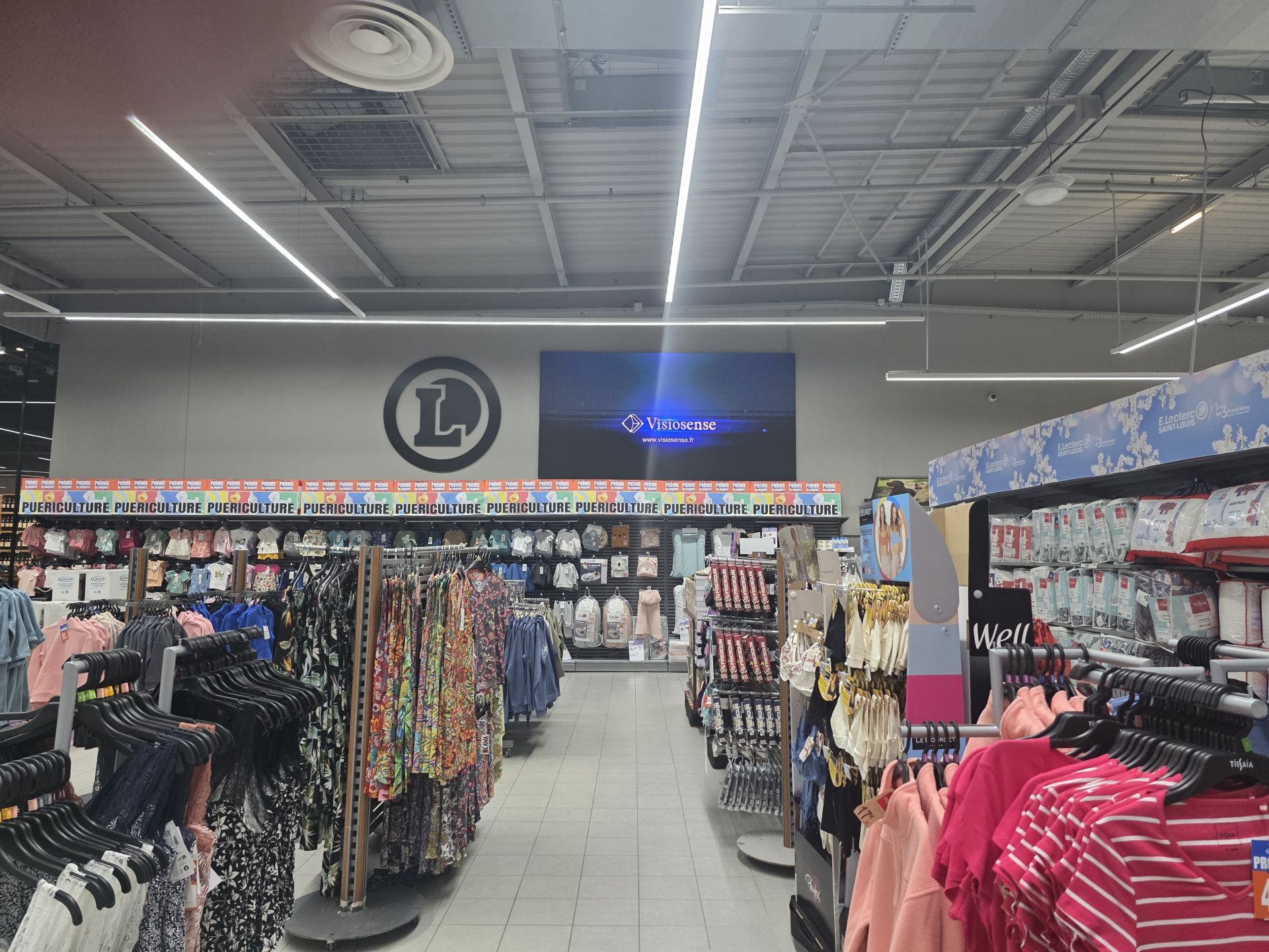 Écran LED intérieur avec caisson fixe métallique - Idéal pour vitrines de boutiques ou intérieurs - Haute luminosité et diffusion jusqu'à 4K_0