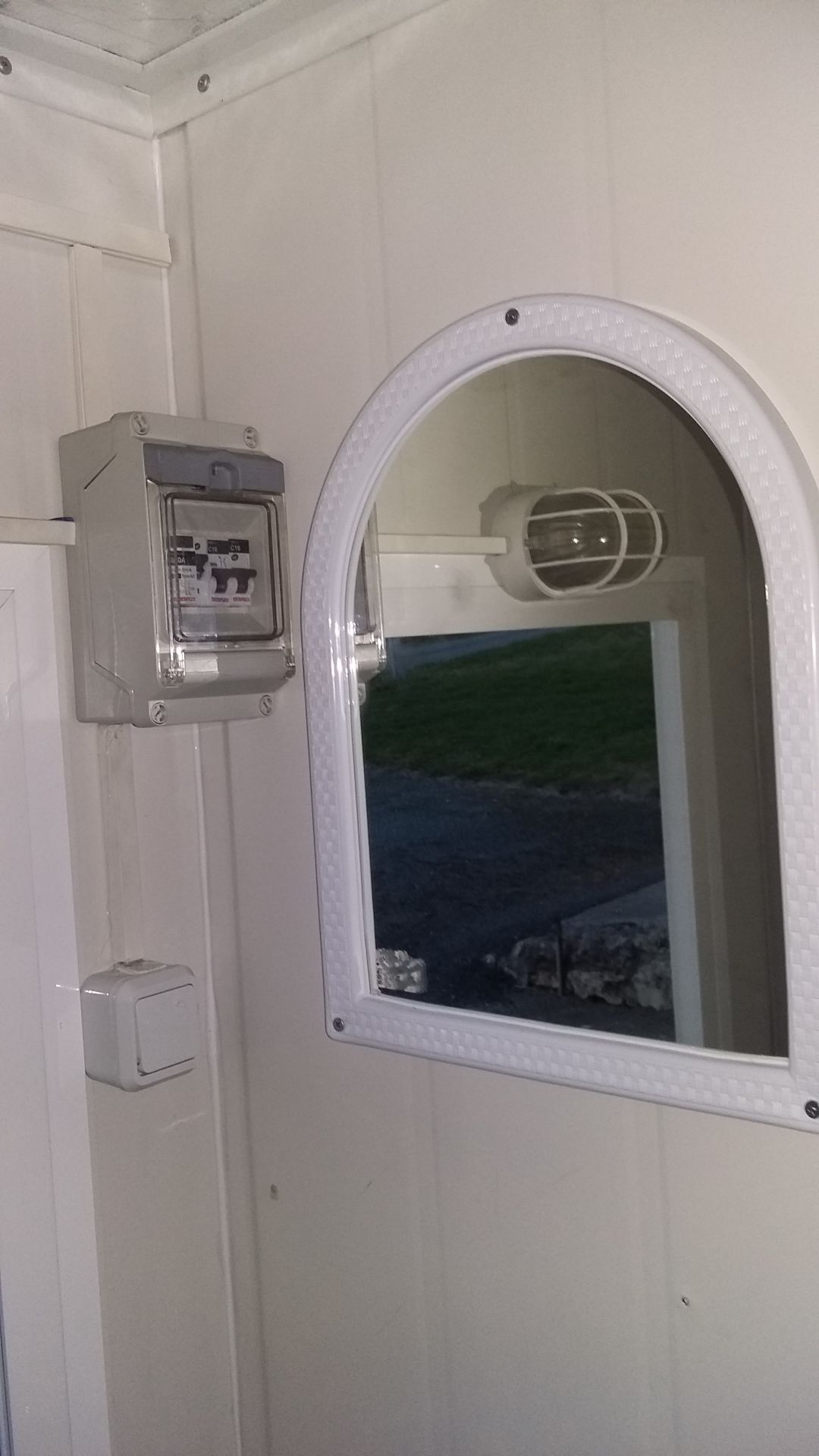 Cabine sanitaire raccordable isolée Liberty Box - panneaux sandwich en acier galvanisé - pour chantier et événementiel_5