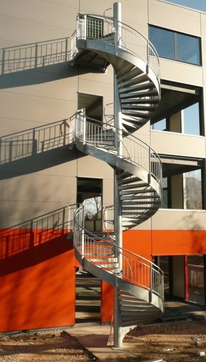 Escalier hélicoïdal barreaudé avec lisses parallèles à la pente