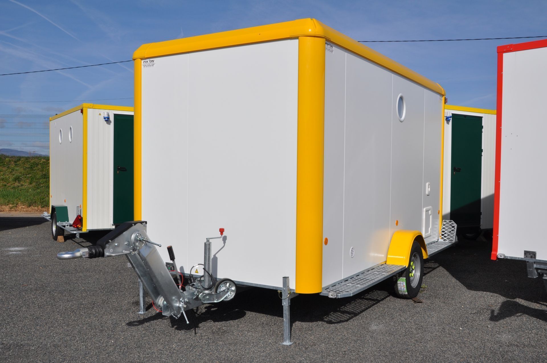 Abri mobile 1350 kg avec douche, bureau et vestiaires intégrés