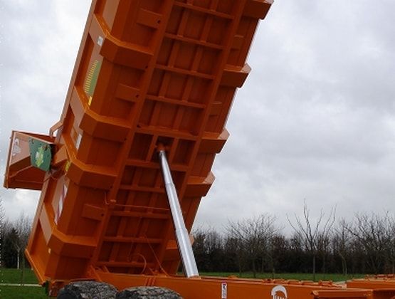 Benne TP pour chantier avec suspension de flèche hydraulique optionnelle