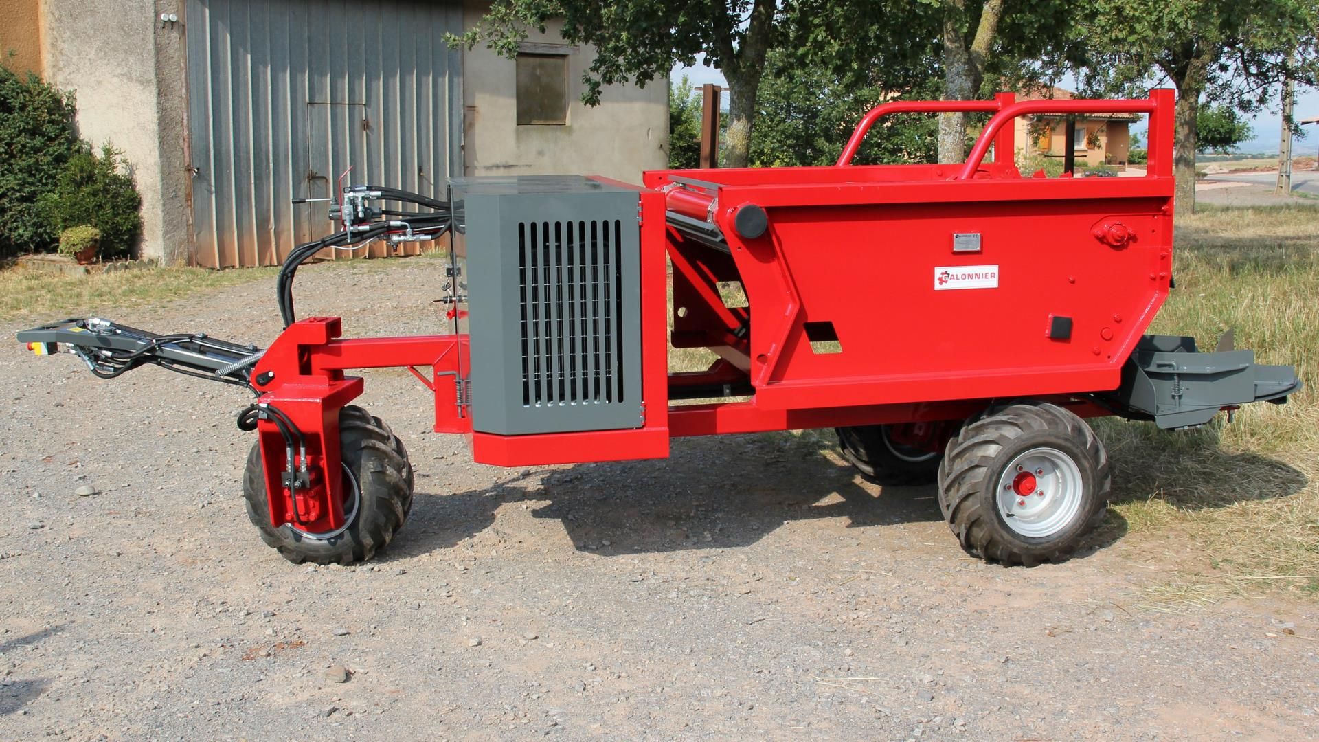 Machine pour paillage avec dispositifs d'éjection latérale