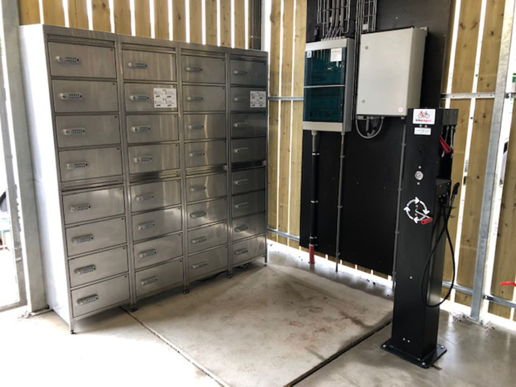 Poste de gonflage public avec manivelle pour cyclistes