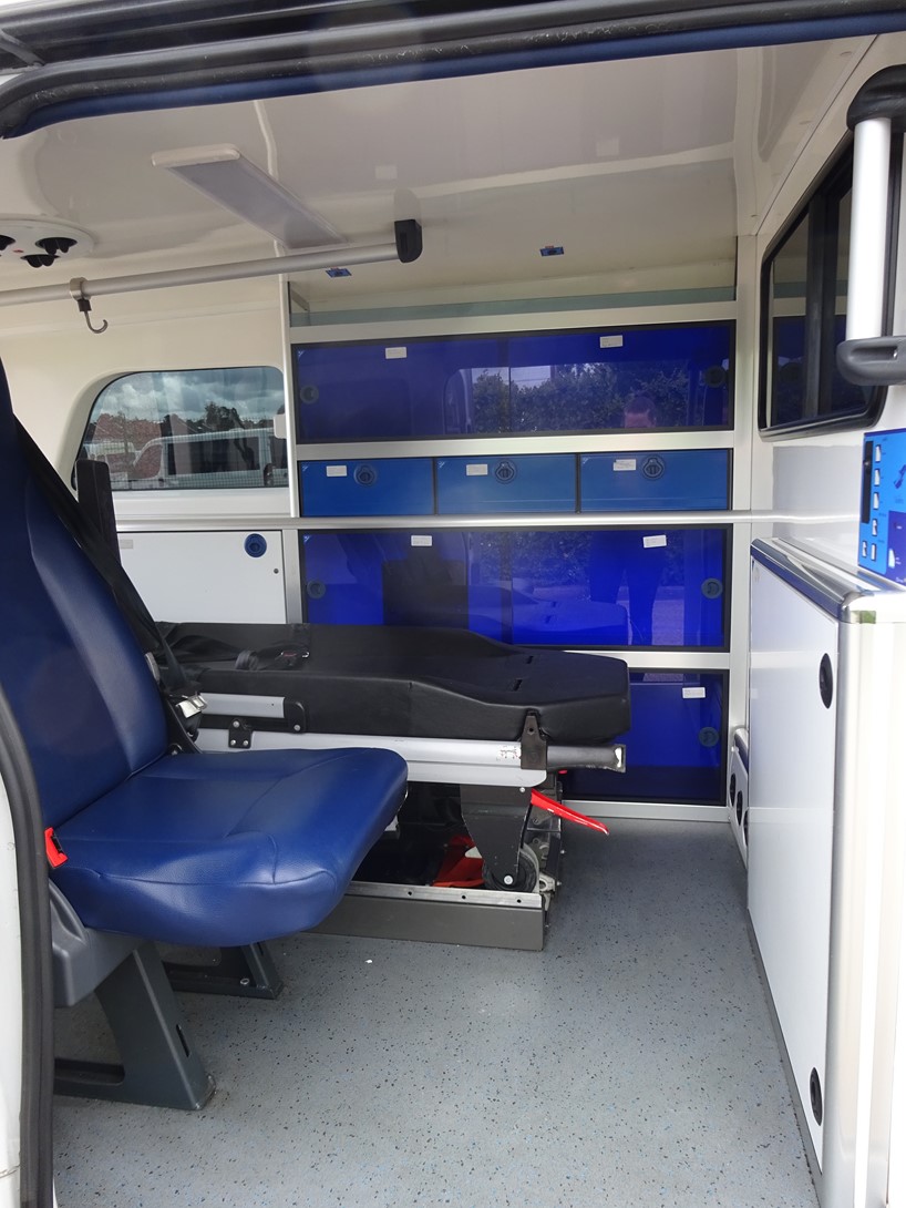 Ambulance Mercedes Vito avec rampe avant et feux de pénétration