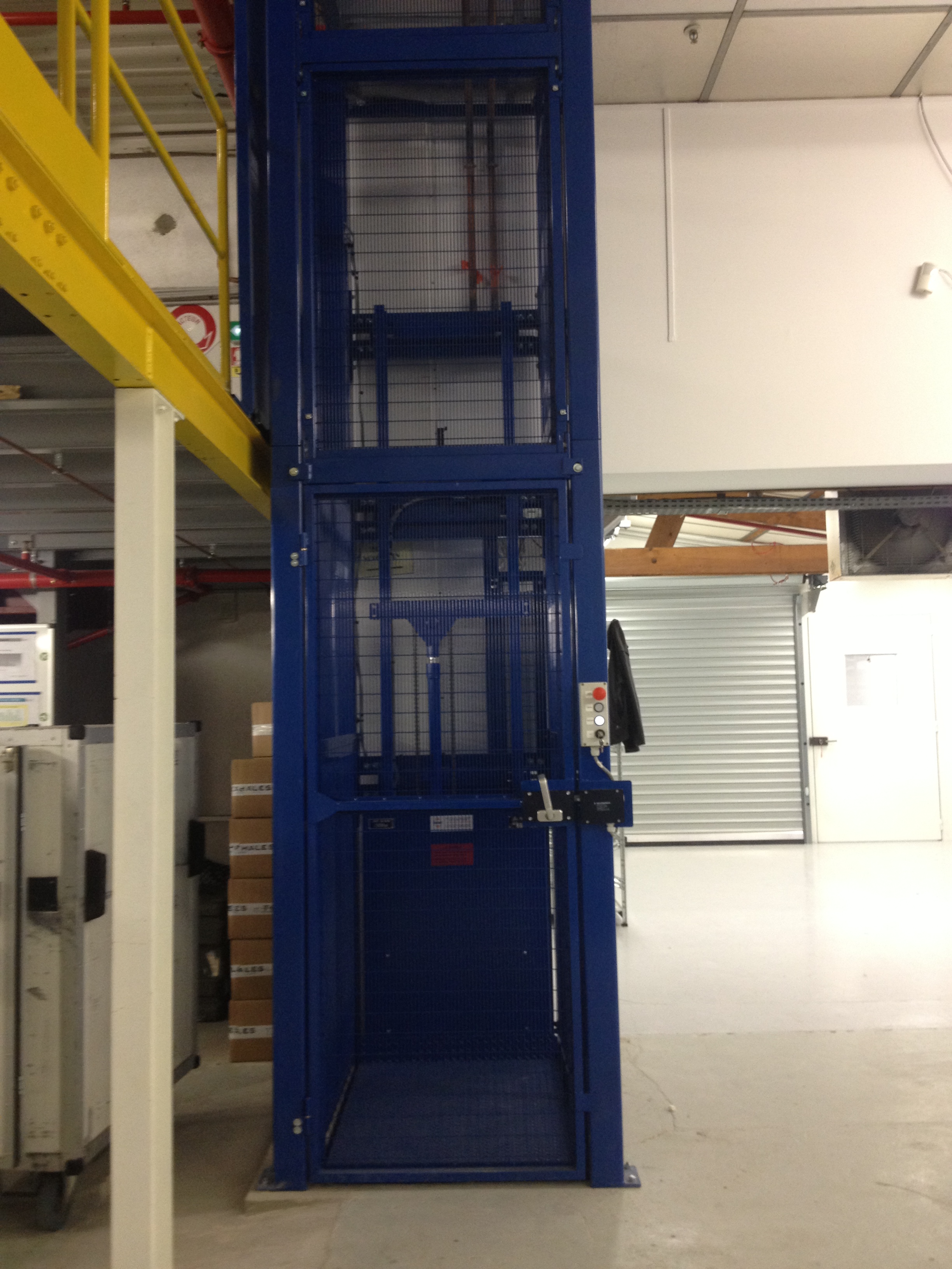 Système de monte charges avec portillon en partie haute