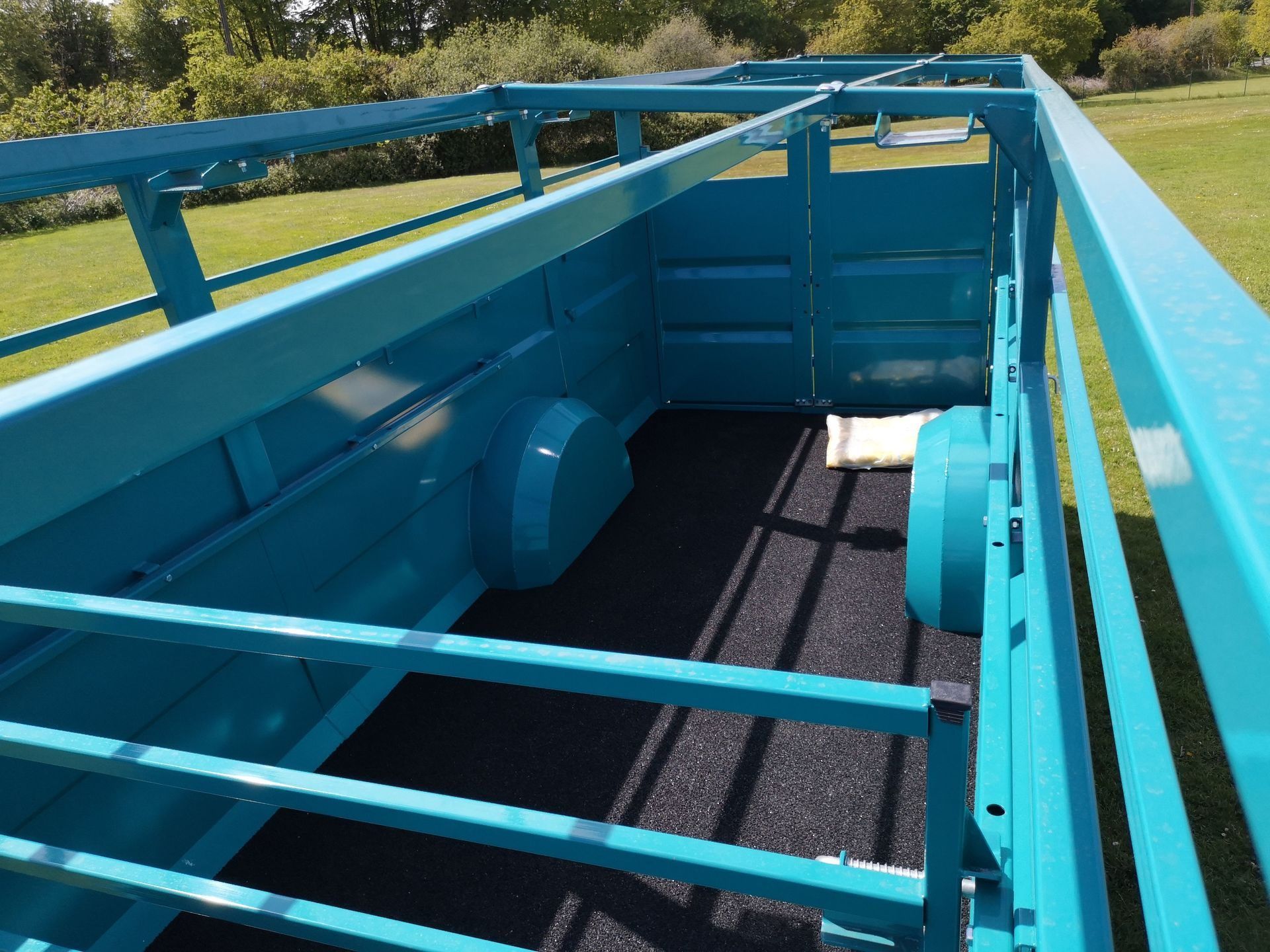 Rollvan 64 avec portes arrières Autolock pour sécurité animale