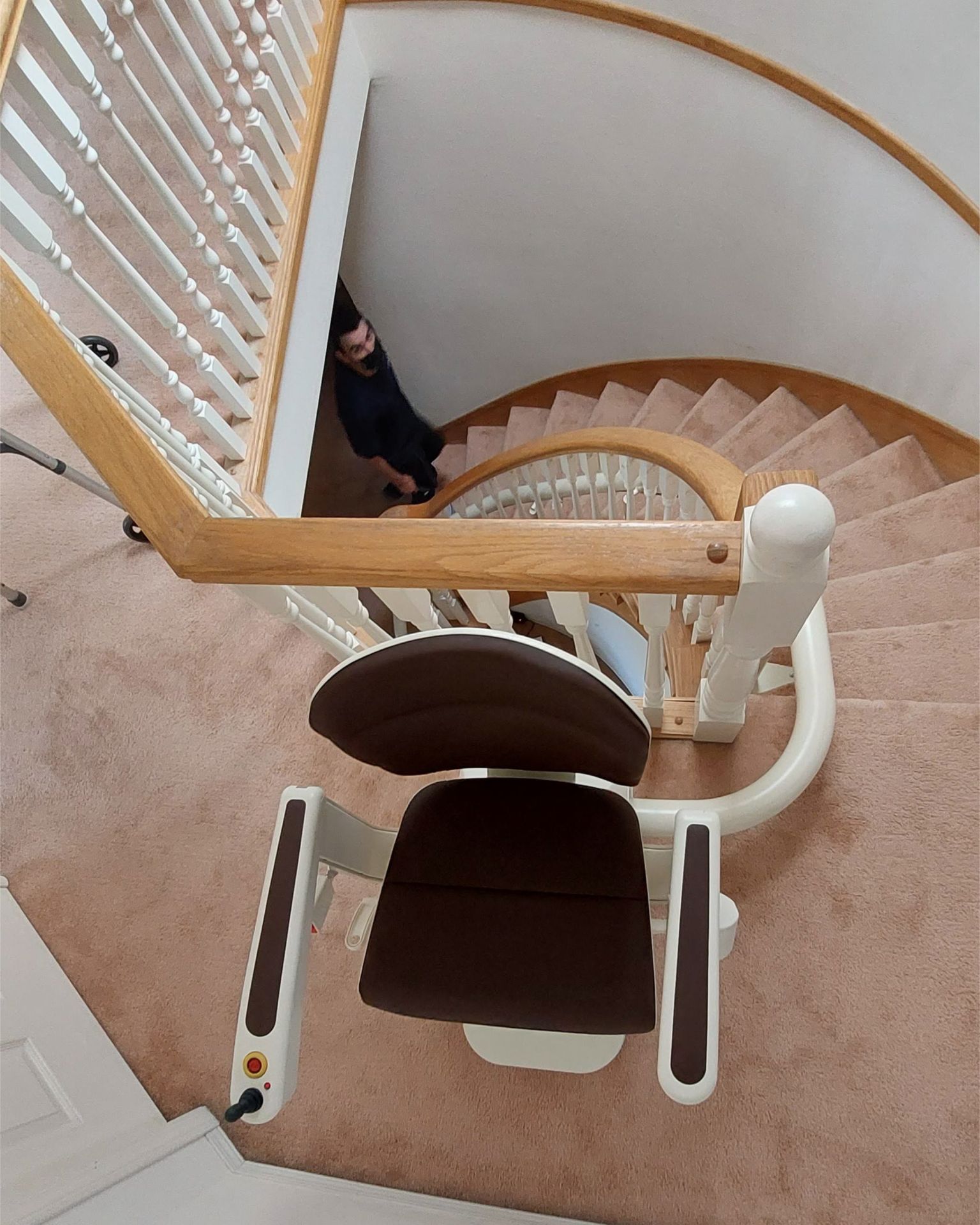 Monte-escalier monorail adapté aux escaliers arrondis - Handicare tournant Freecurve_4