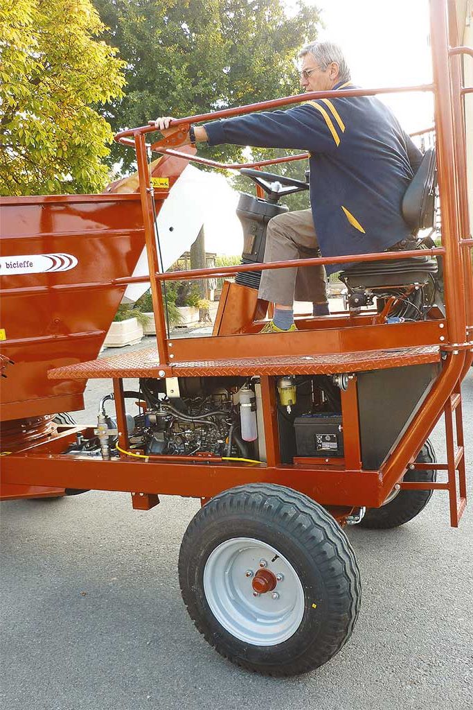 Pailleuse agricole automotrice - bravo - pour balles rondes_4