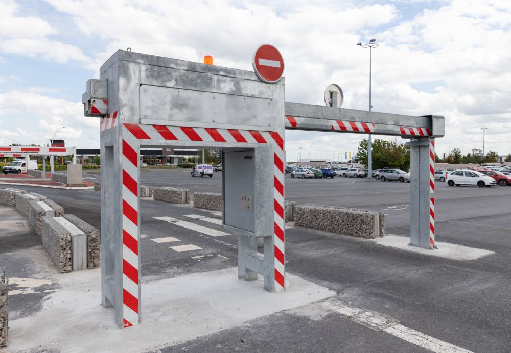 Barrière coulissante pour protéger les locaux extérieurs